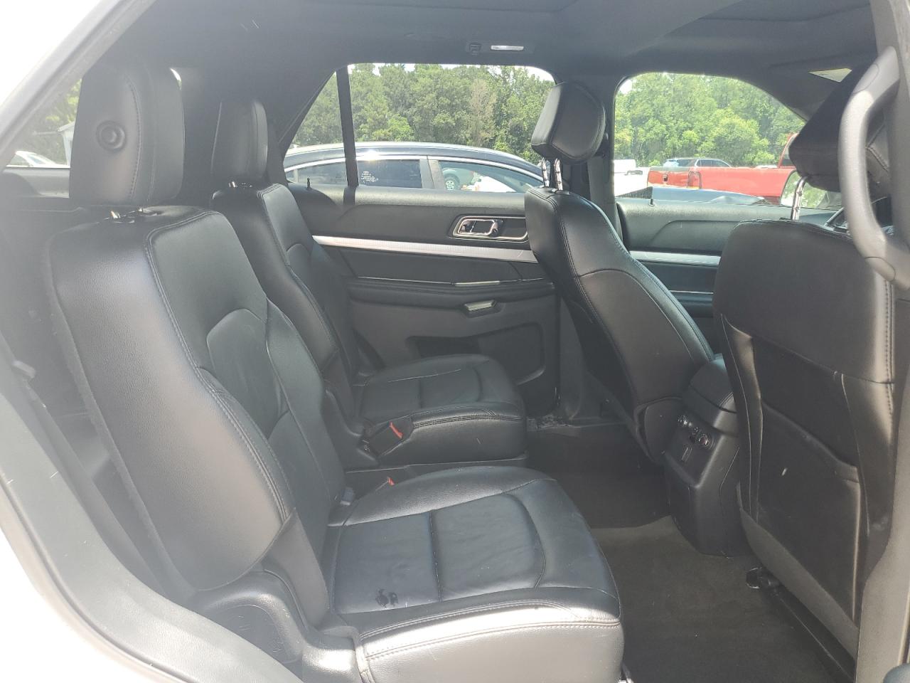 Ford Explorer Xlt Image 10