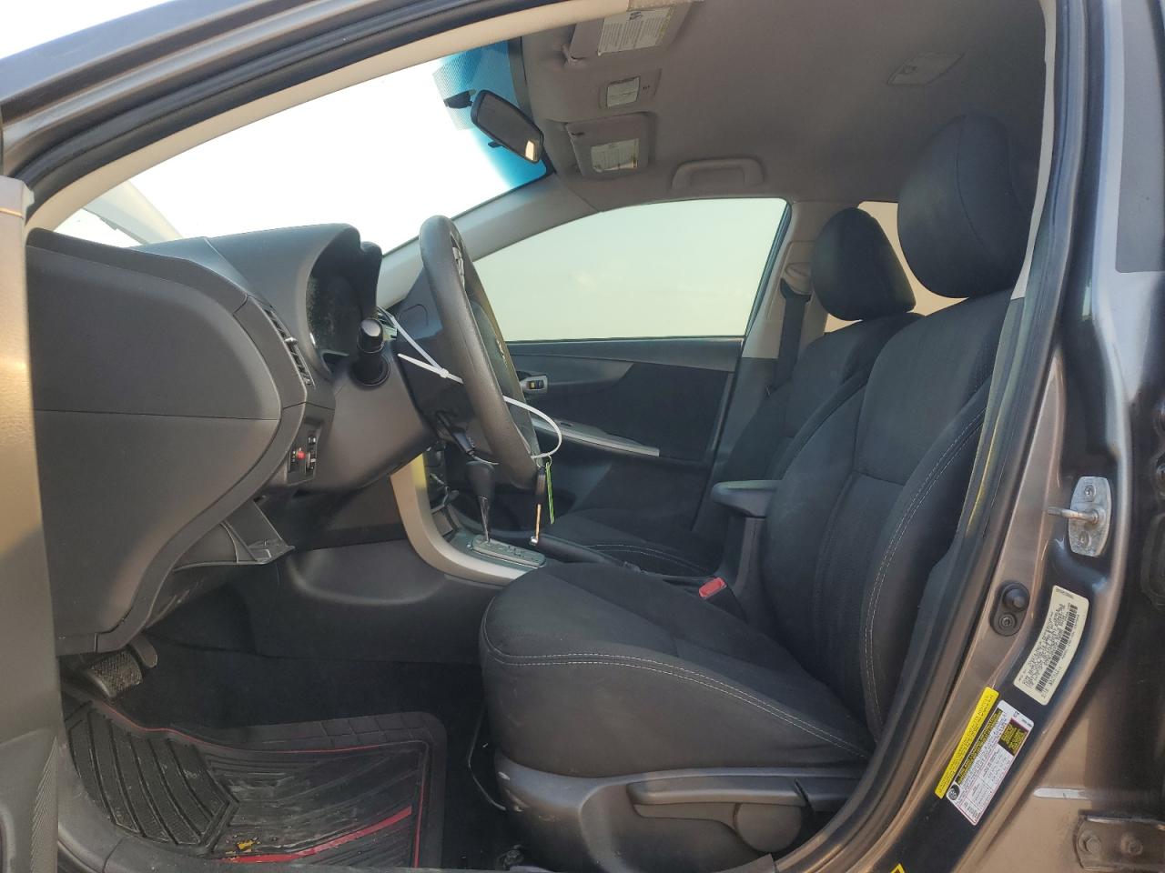 Toyota Corolla Base Image 9