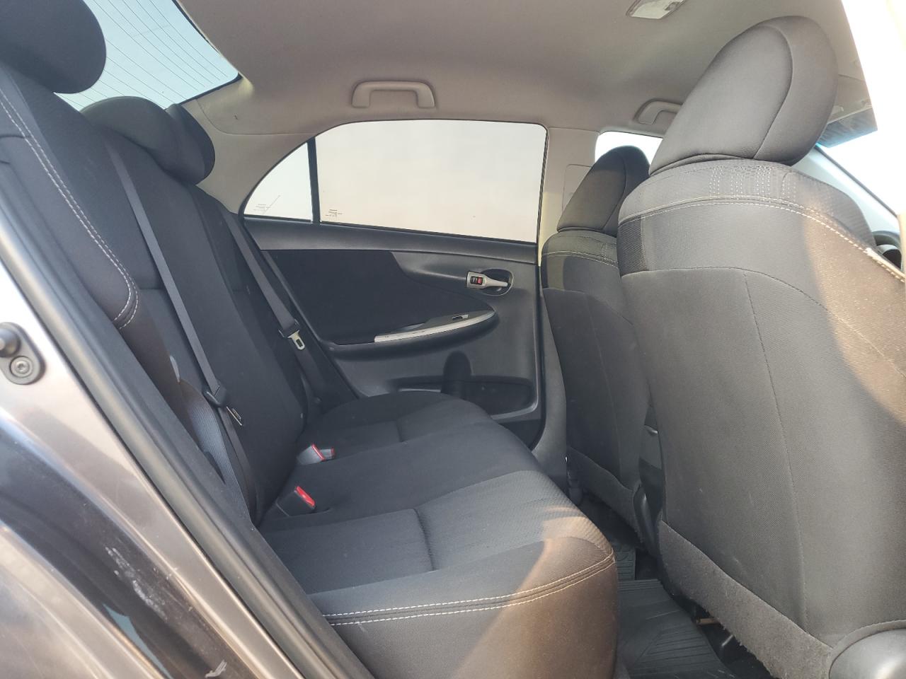 Toyota Corolla Base Image 2