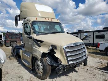  Salvage Freightliner Cascadia 1