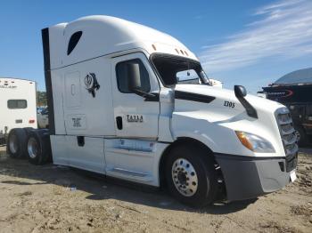  Salvage Freightliner Cascadia 1