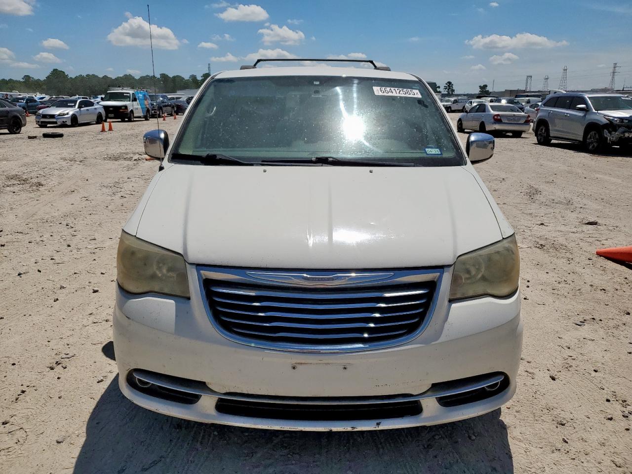 Chrysler Minivan Touring L Image 11