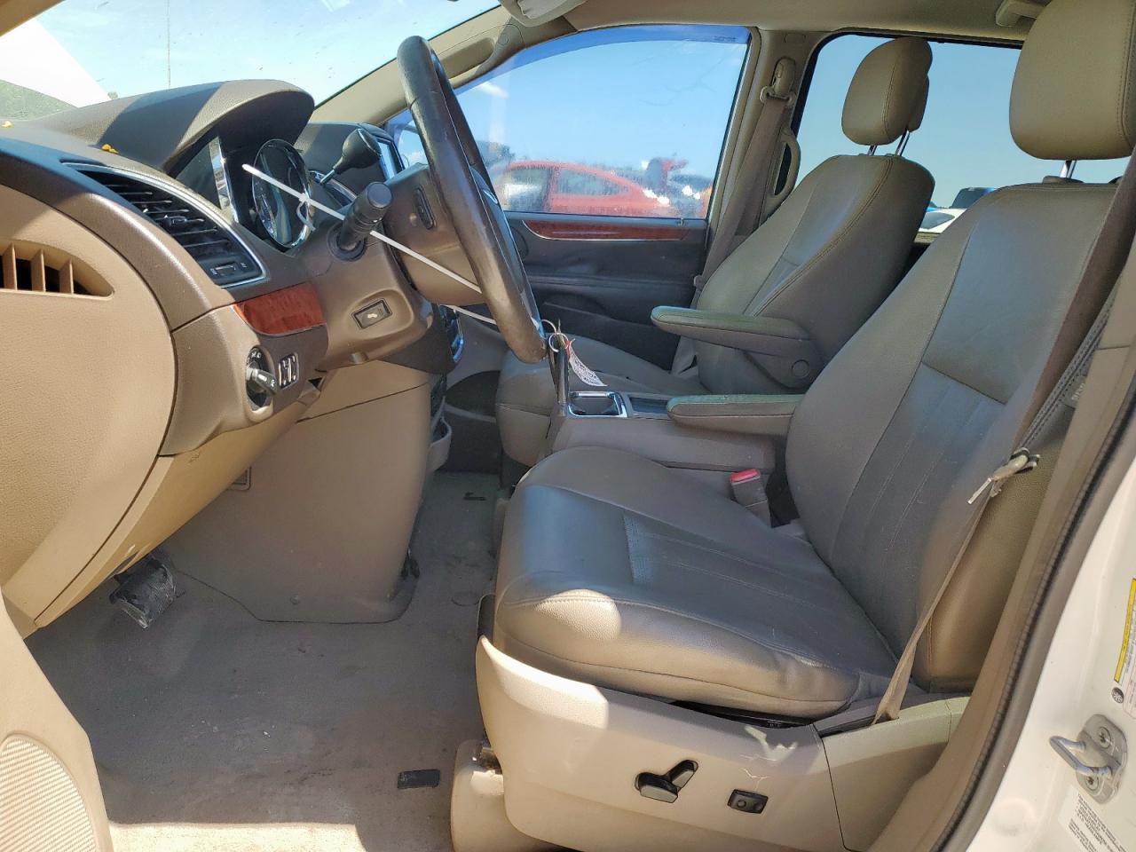 Chrysler Minivan Touring L Image 13