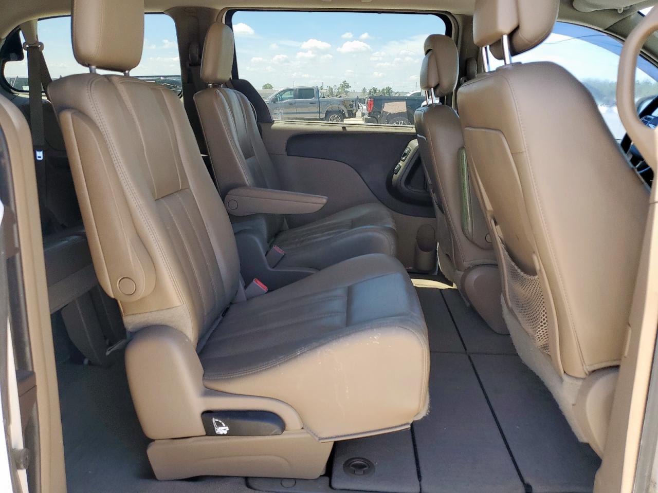 Chrysler Minivan Touring L Image 4