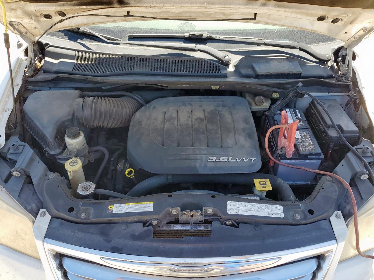 Chrysler Minivan Touring L Image 2