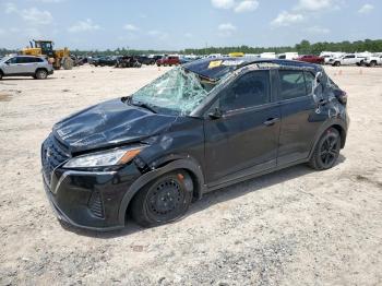  Salvage Nissan Kicks