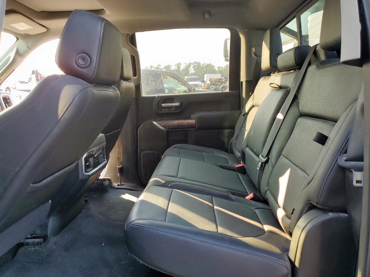 Chevrolet Silverado K2500 Heavy Duty Ltz Image 5