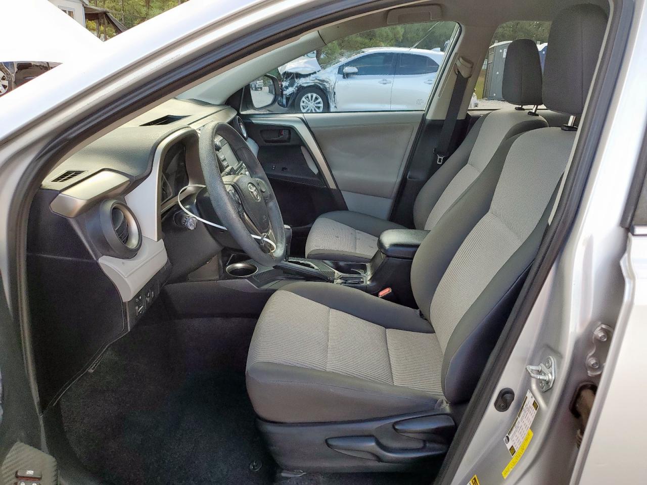 Toyota RAV4 Le Image 9