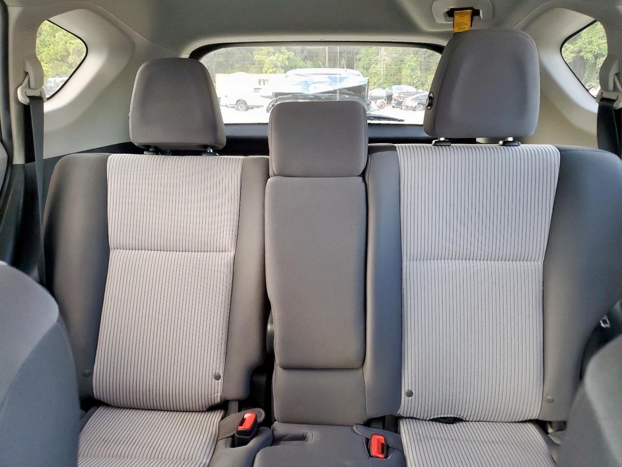 Toyota RAV4 Le Image 11