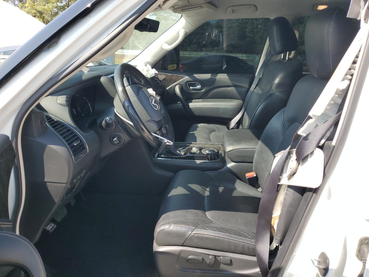 INFINITI Qx Luxe Image 2