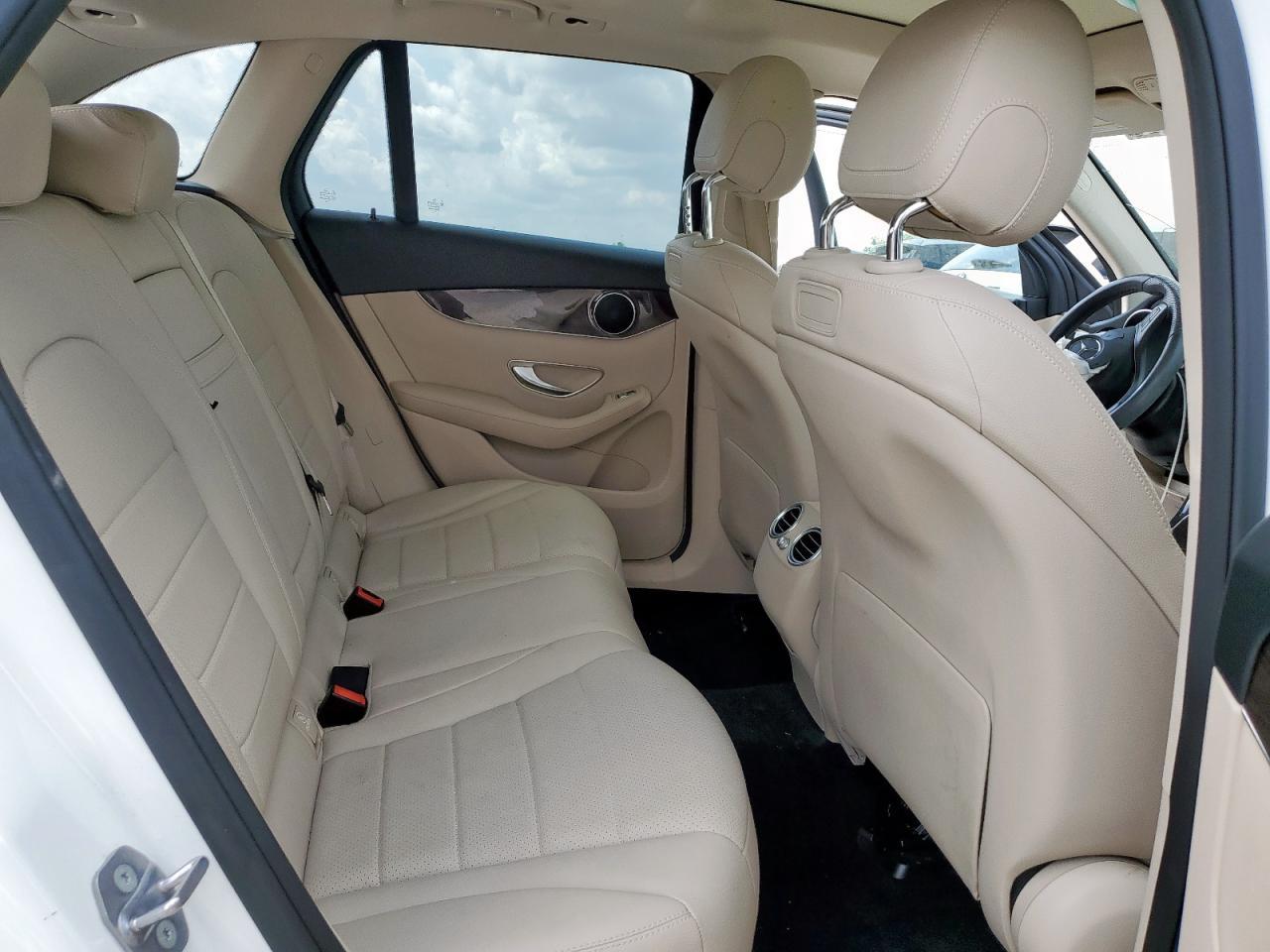 Mercedes-Benz GLC 300 Image 8