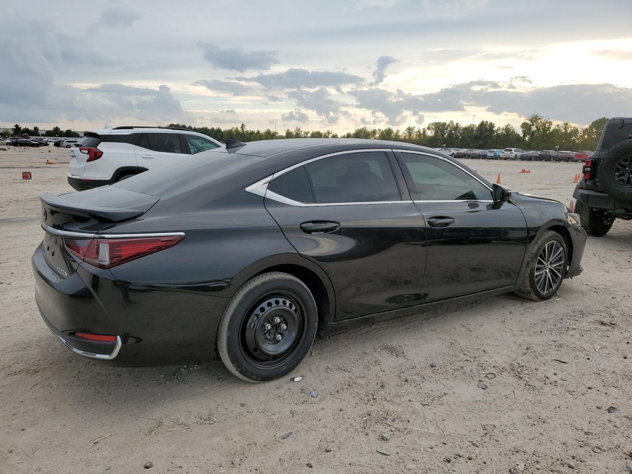 Lexus Es 300h Base Image 3