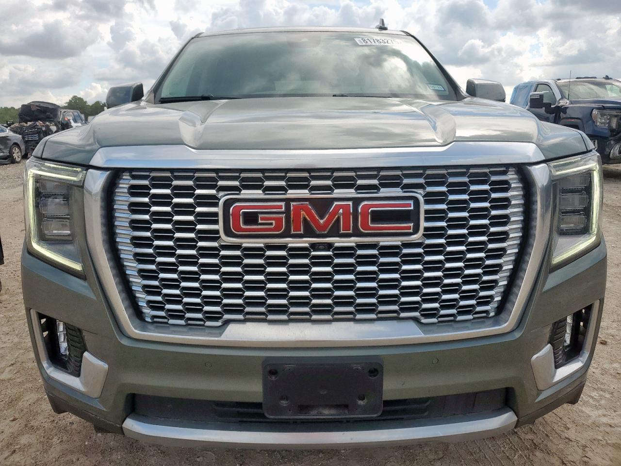 GMC Yukon Denali Image 5