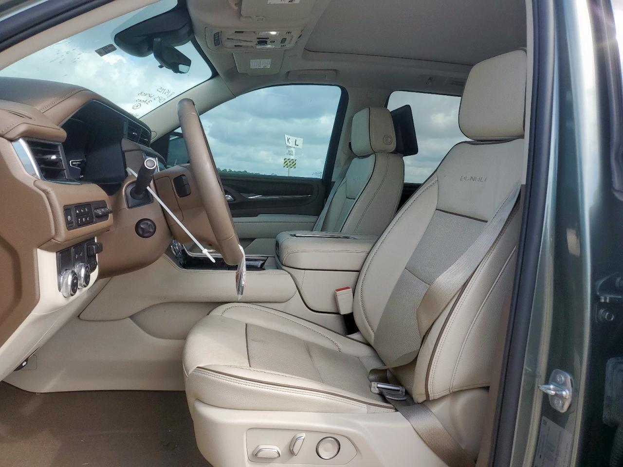 GMC Yukon Denali Image 3