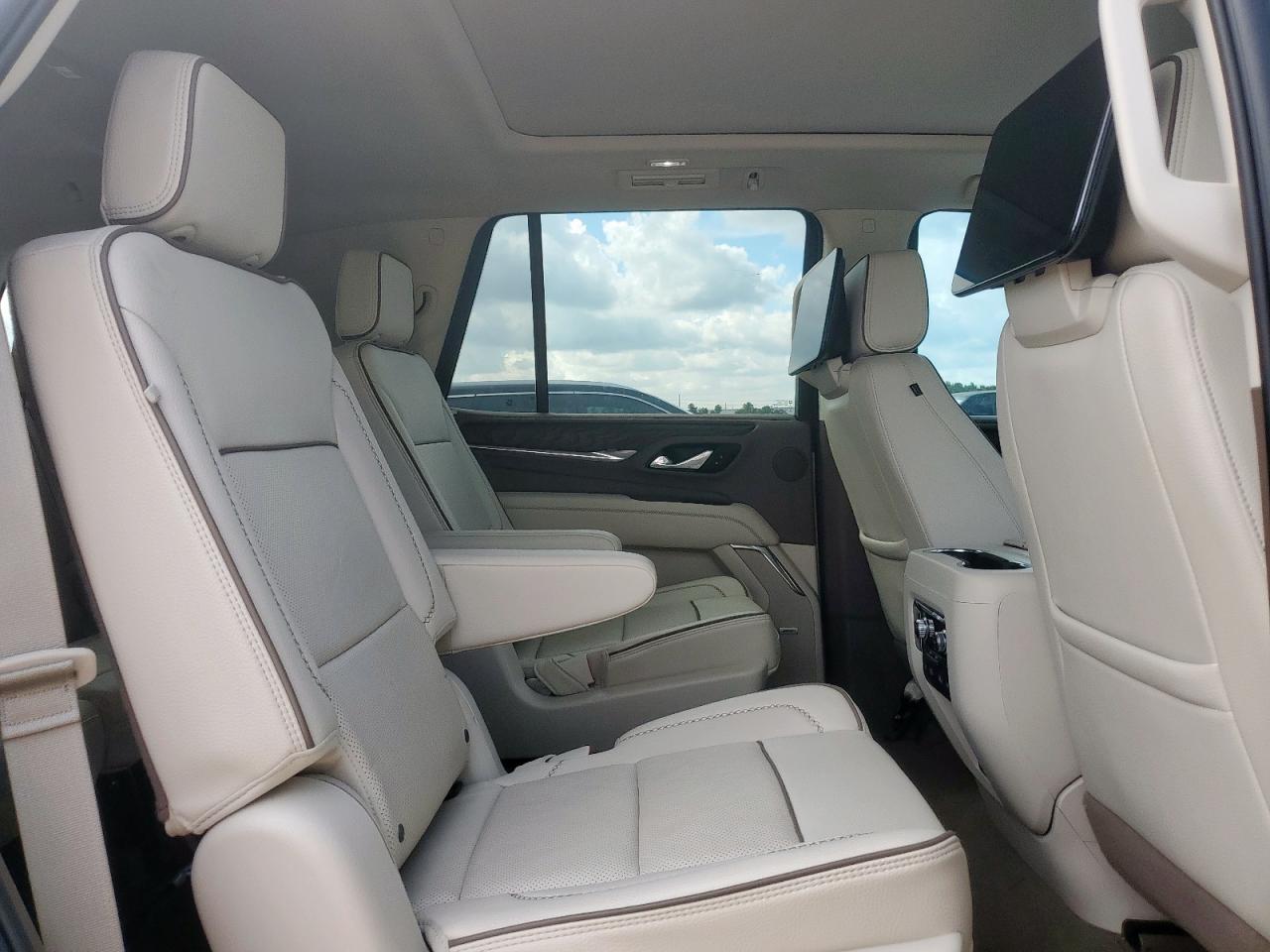 GMC Yukon Denali Image 4