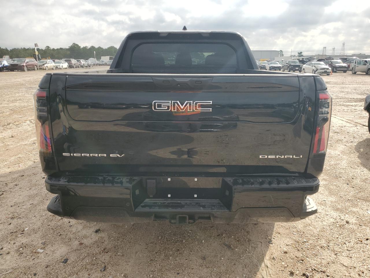 GMC Sierra Denali Image 3
