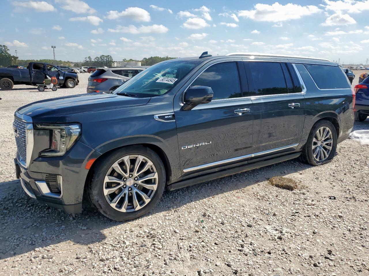 GMC Yukon Denali Image 1