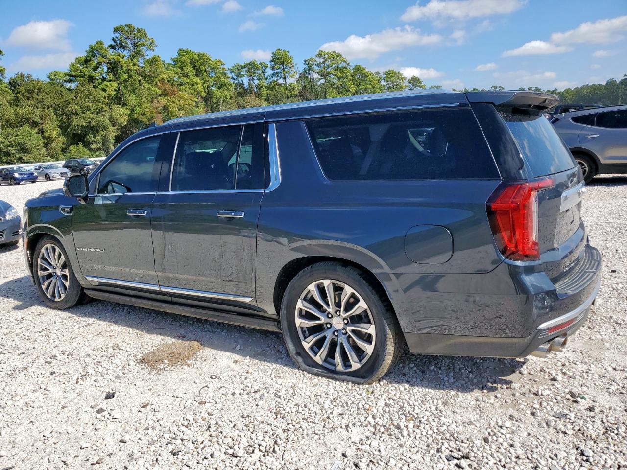 GMC Yukon Denali Image 3