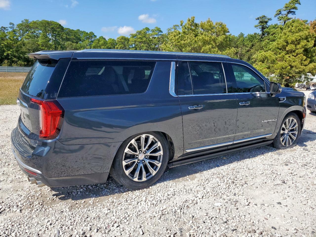 GMC Yukon Denali Image 13