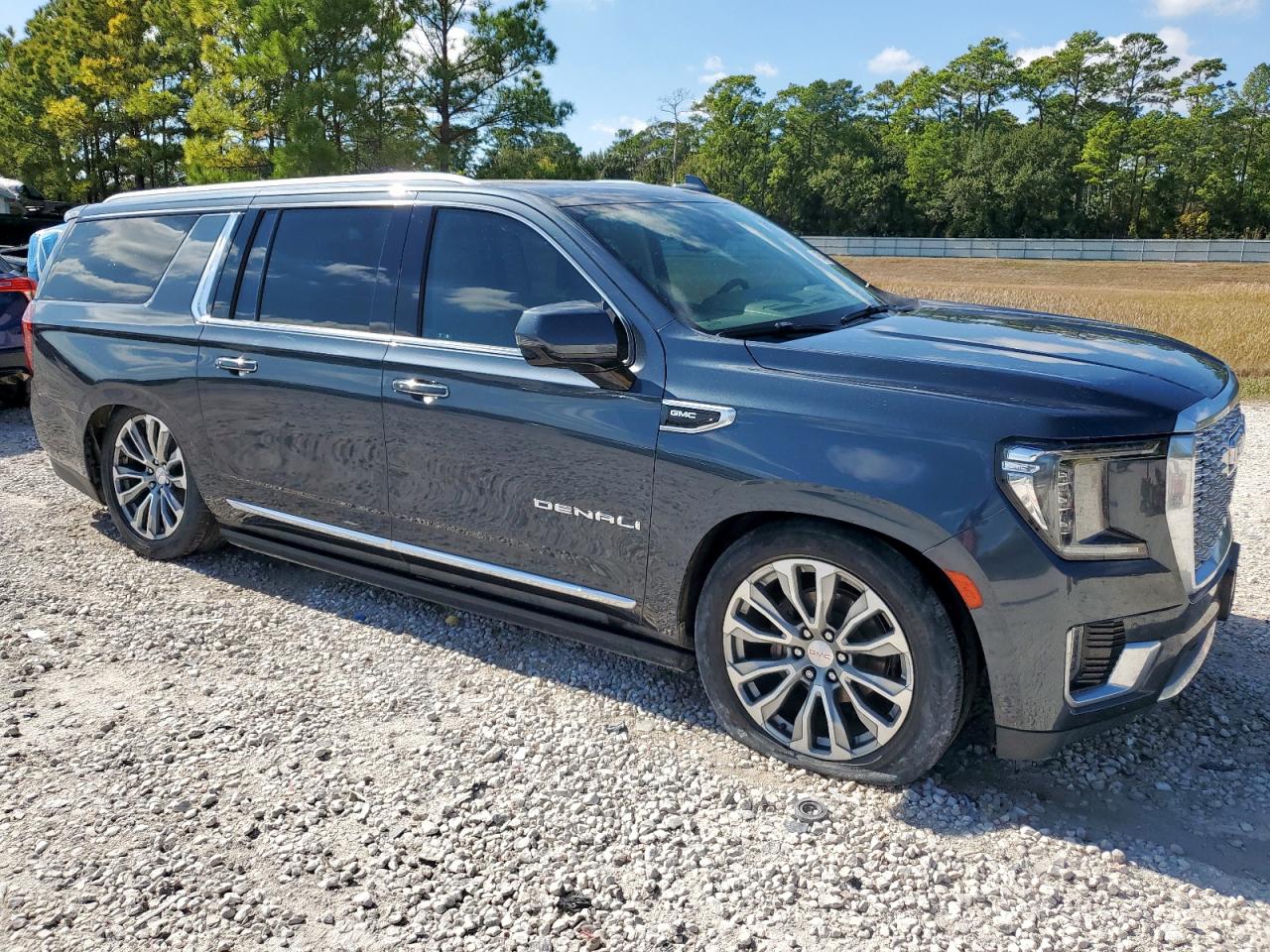 GMC Yukon Denali Image 4