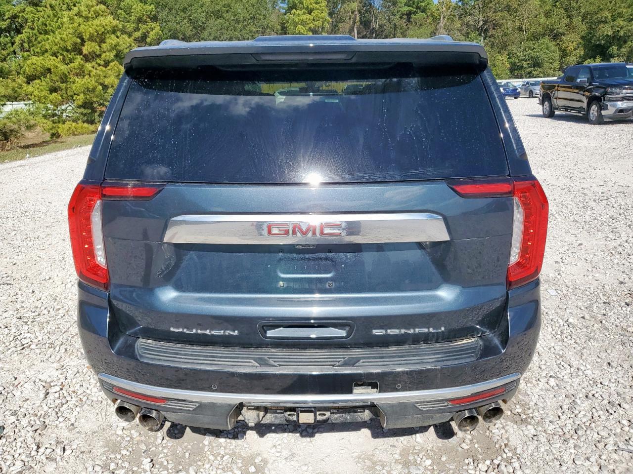 GMC Yukon Denali Image 5