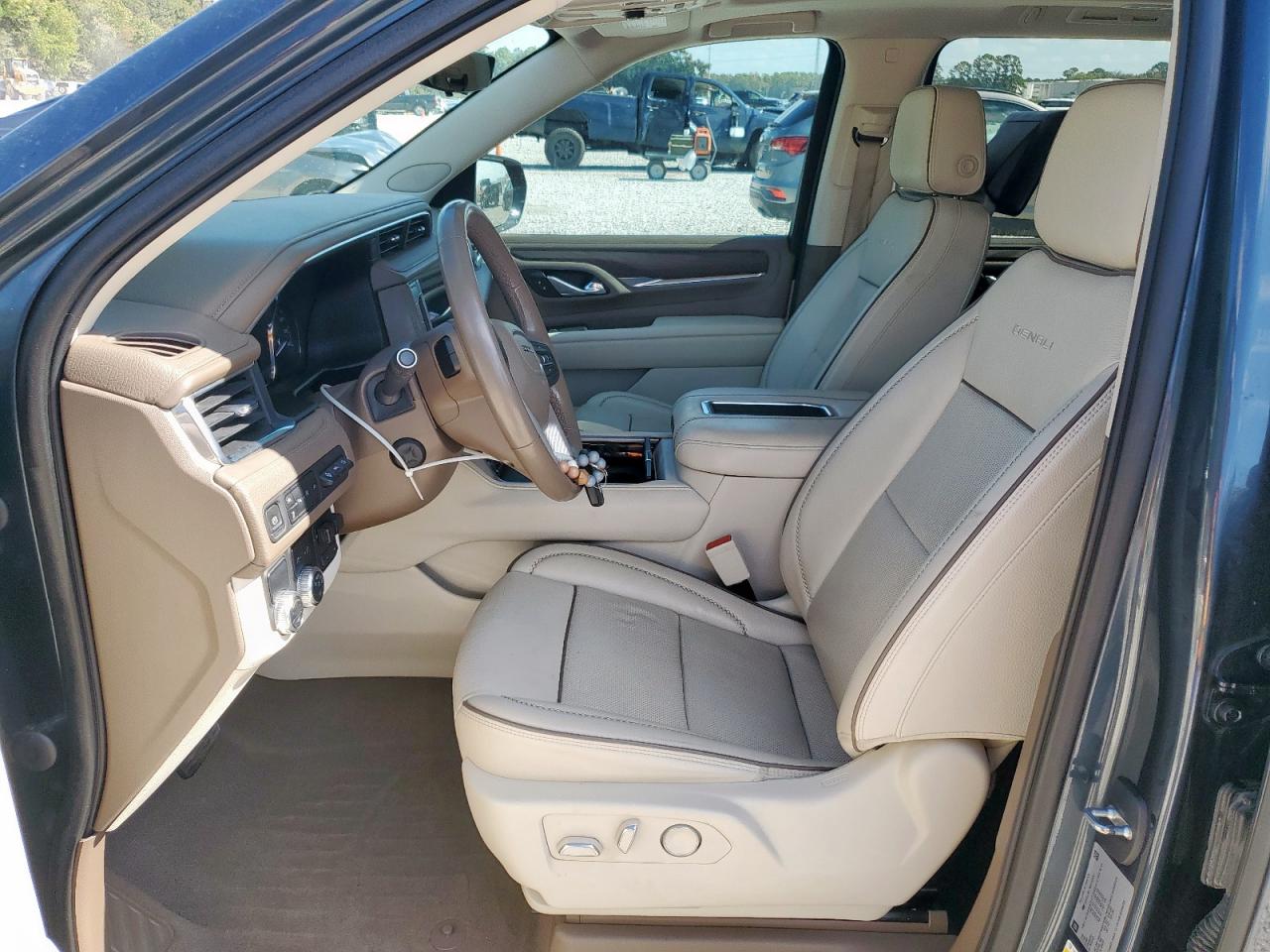 GMC Yukon Denali Image 12