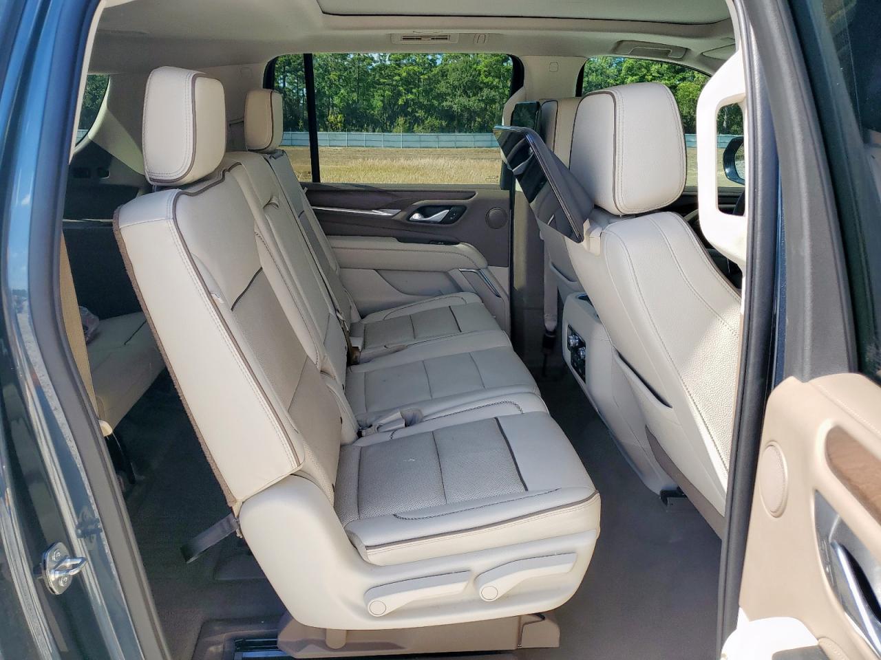 GMC Yukon Denali Image 8