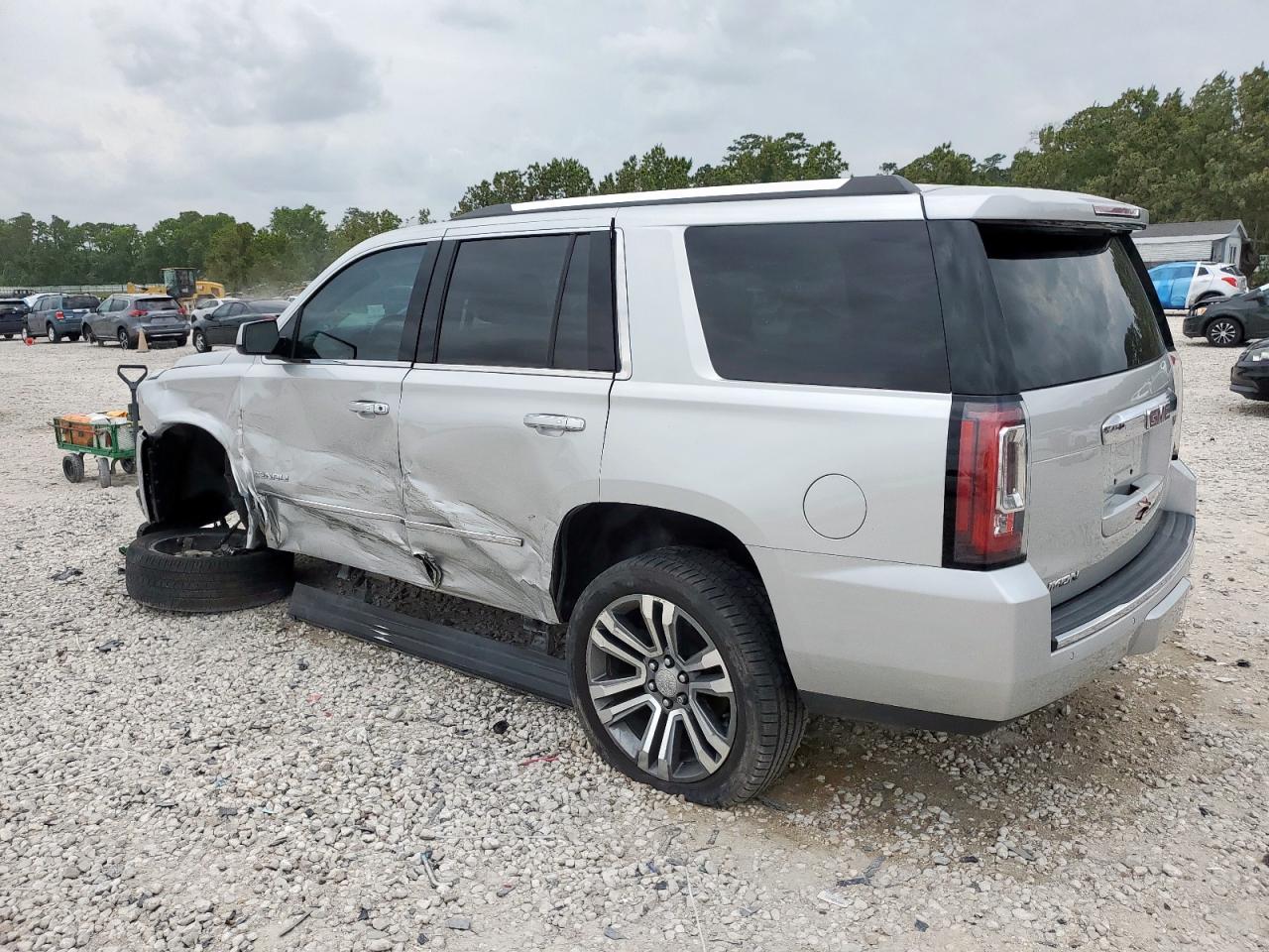 GMC Yukon Denali Image 9