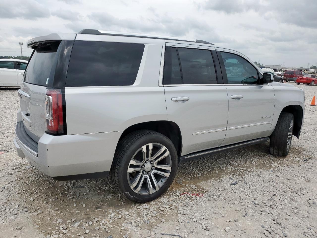 GMC Yukon Denali Image 12