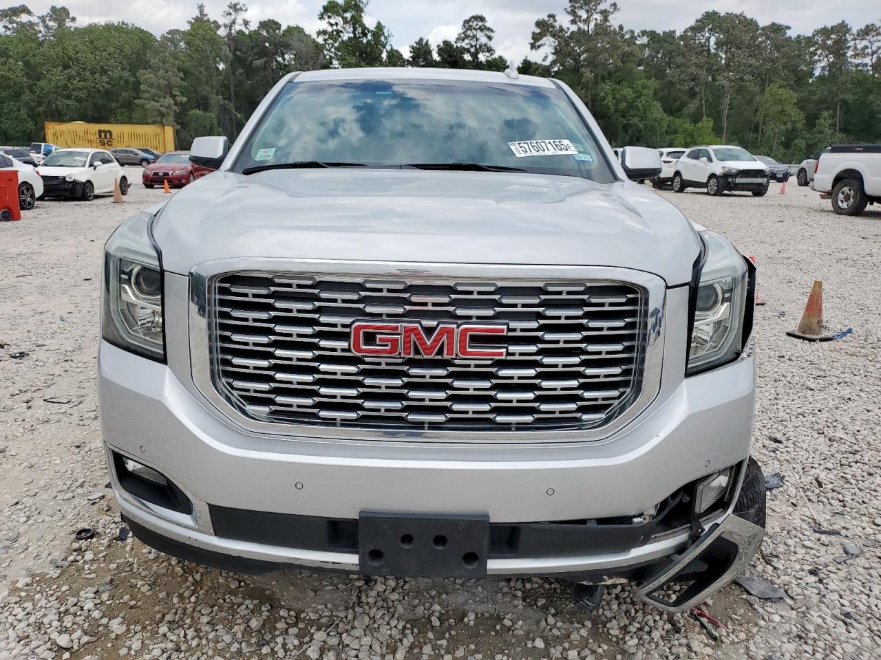 GMC Yukon Denali Image 11