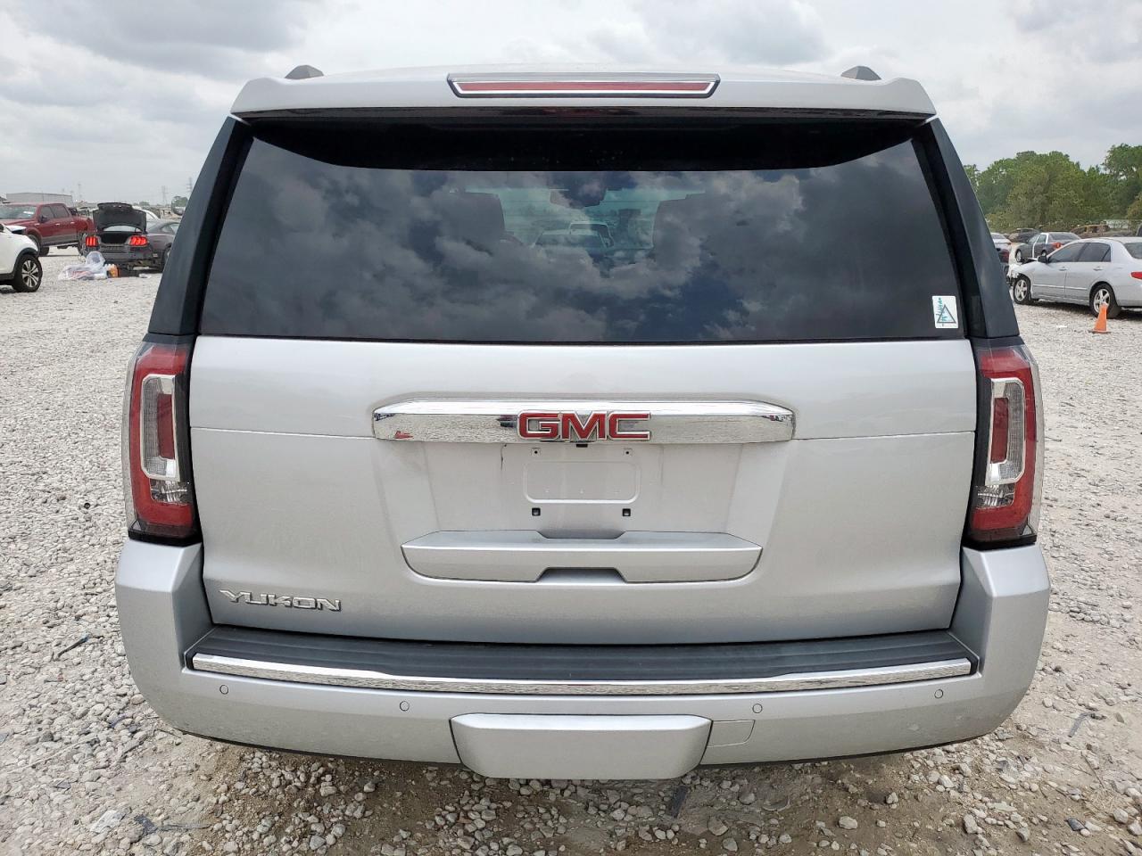 GMC Yukon Denali Image 4