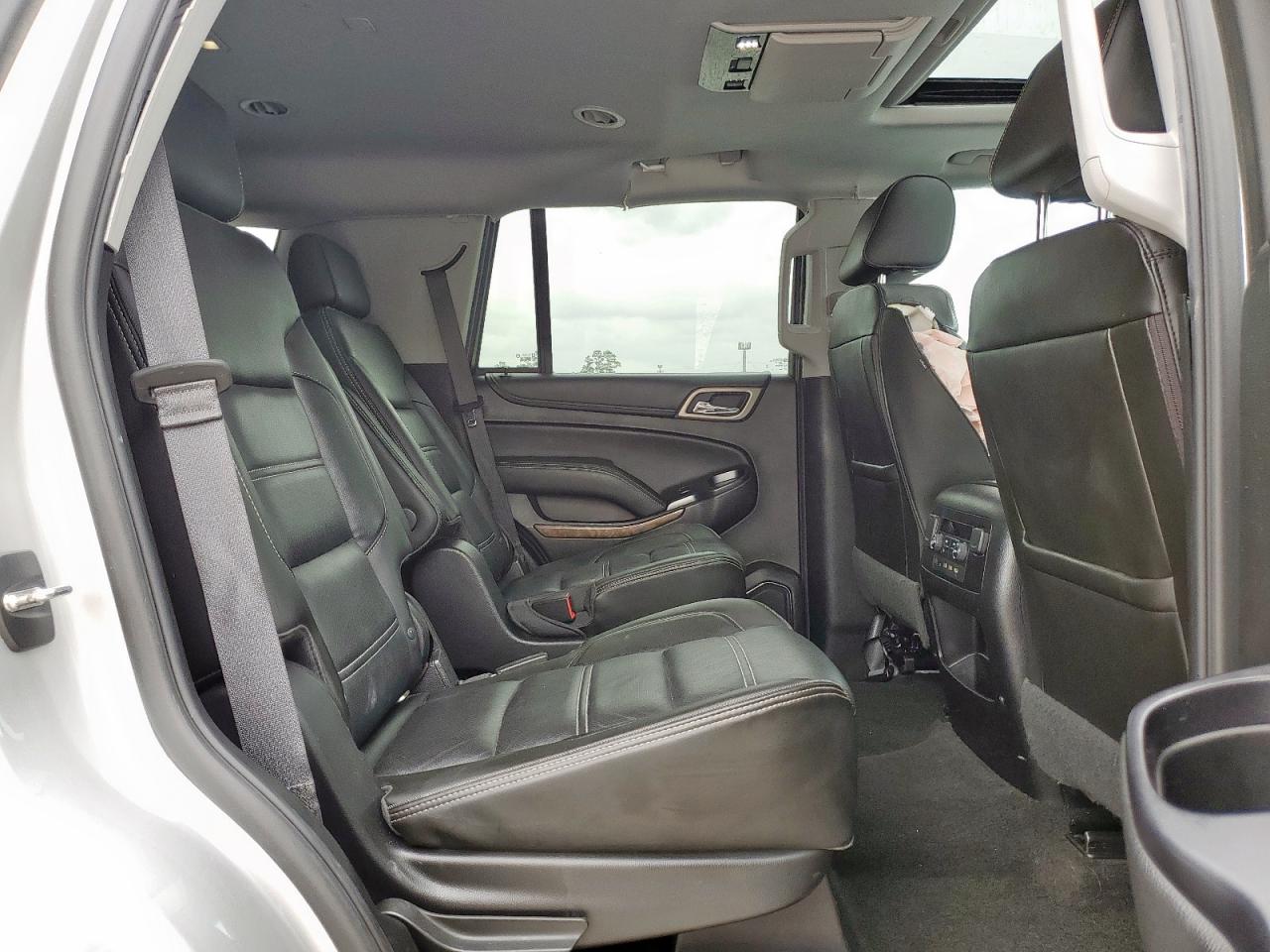 GMC Yukon Denali Image 10