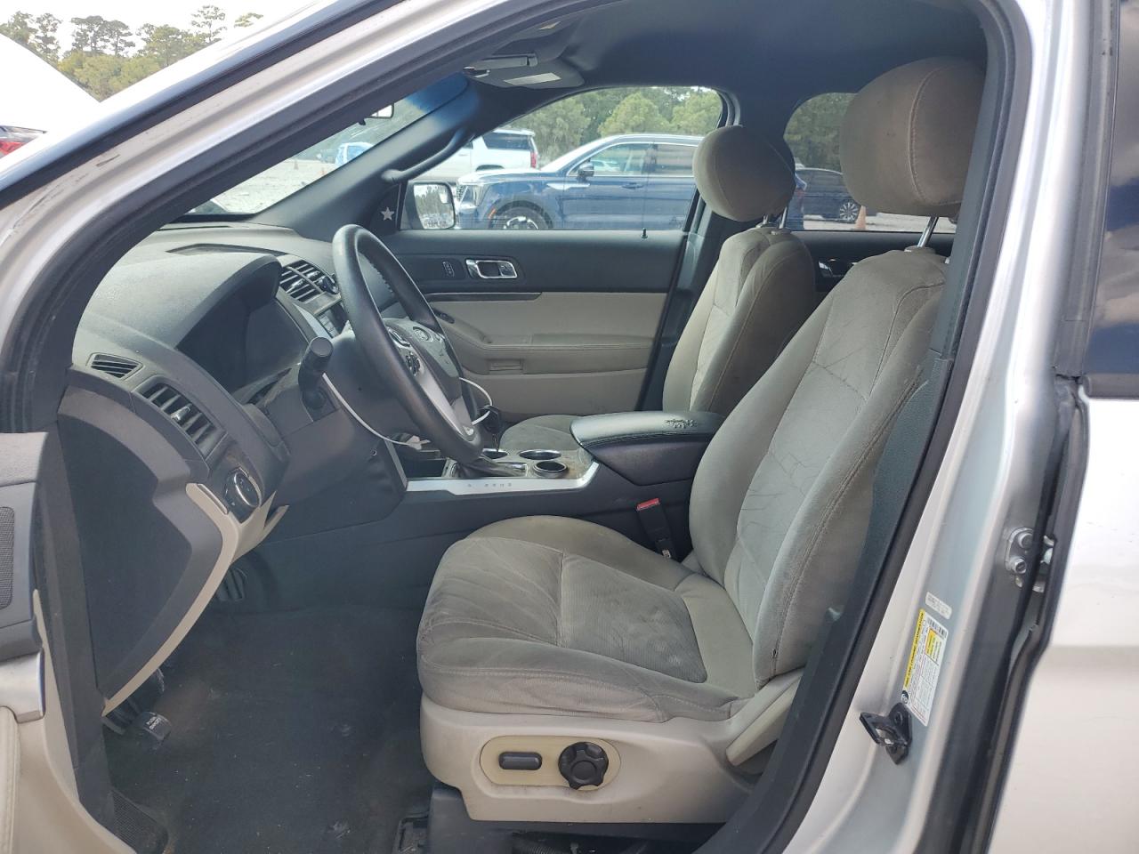 Ford Explorer Image 13