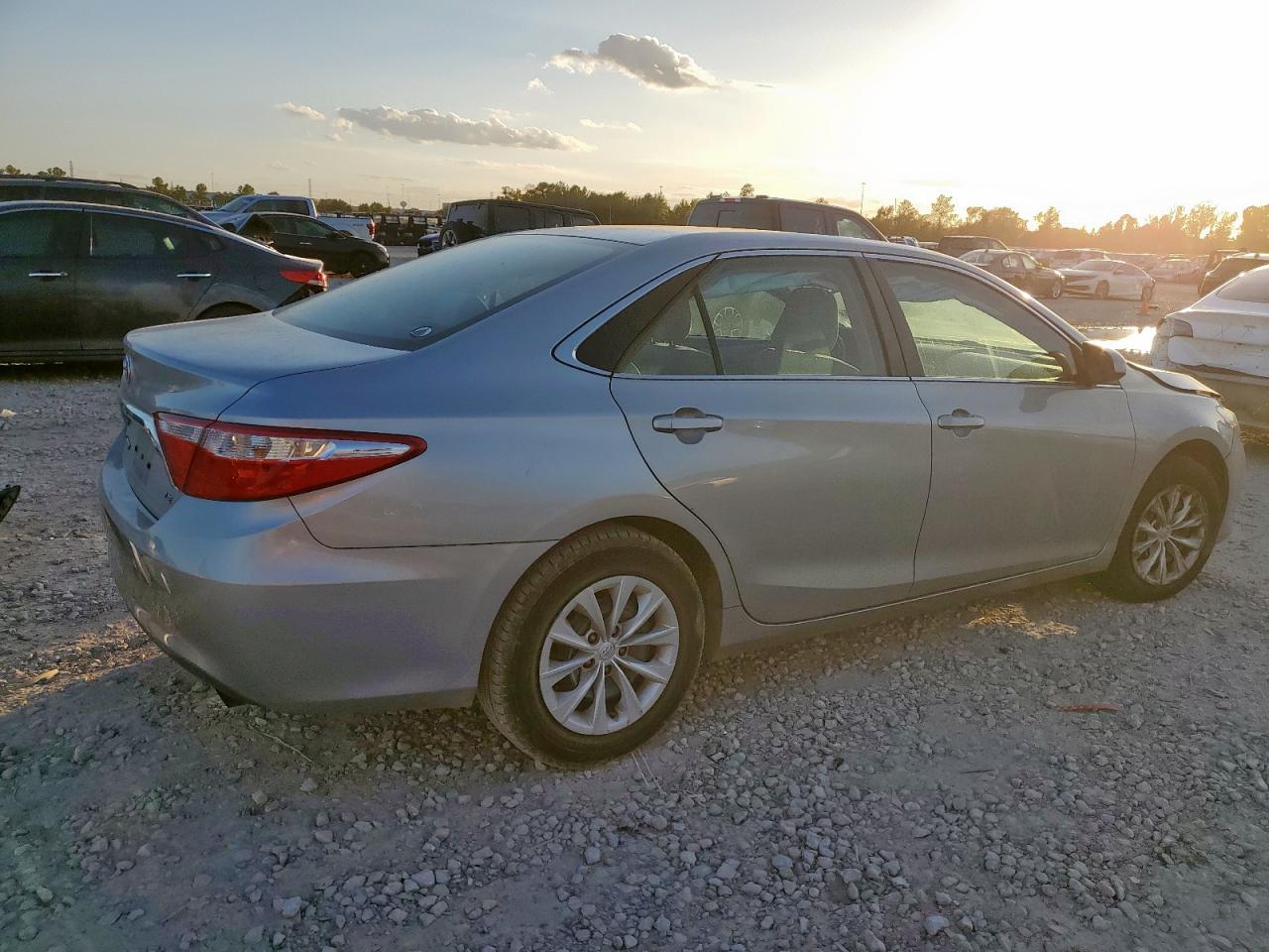 Toyota Camry Le Image 3