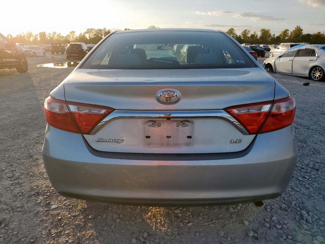 Toyota Camry Le Image 4
