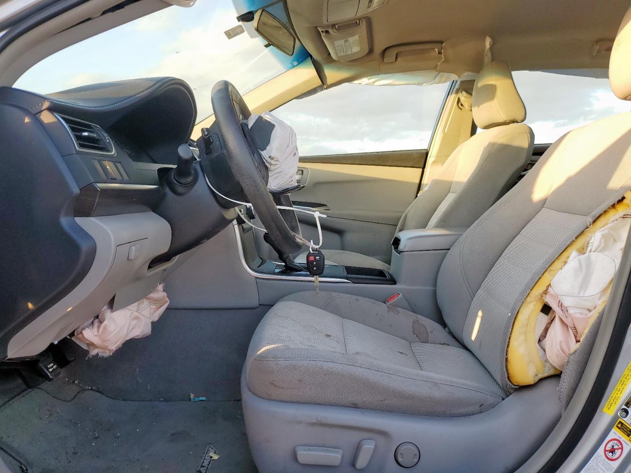 Toyota Camry Le Image 8