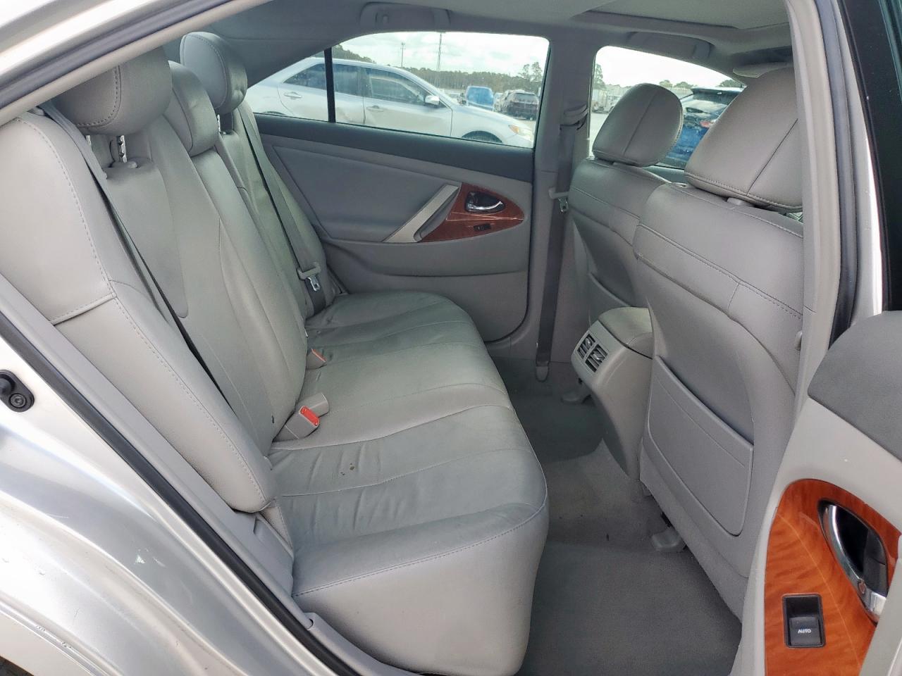 Toyota Camry Base Image 9