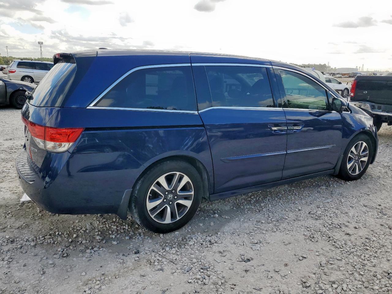 Honda Odyssey Touring Image 2