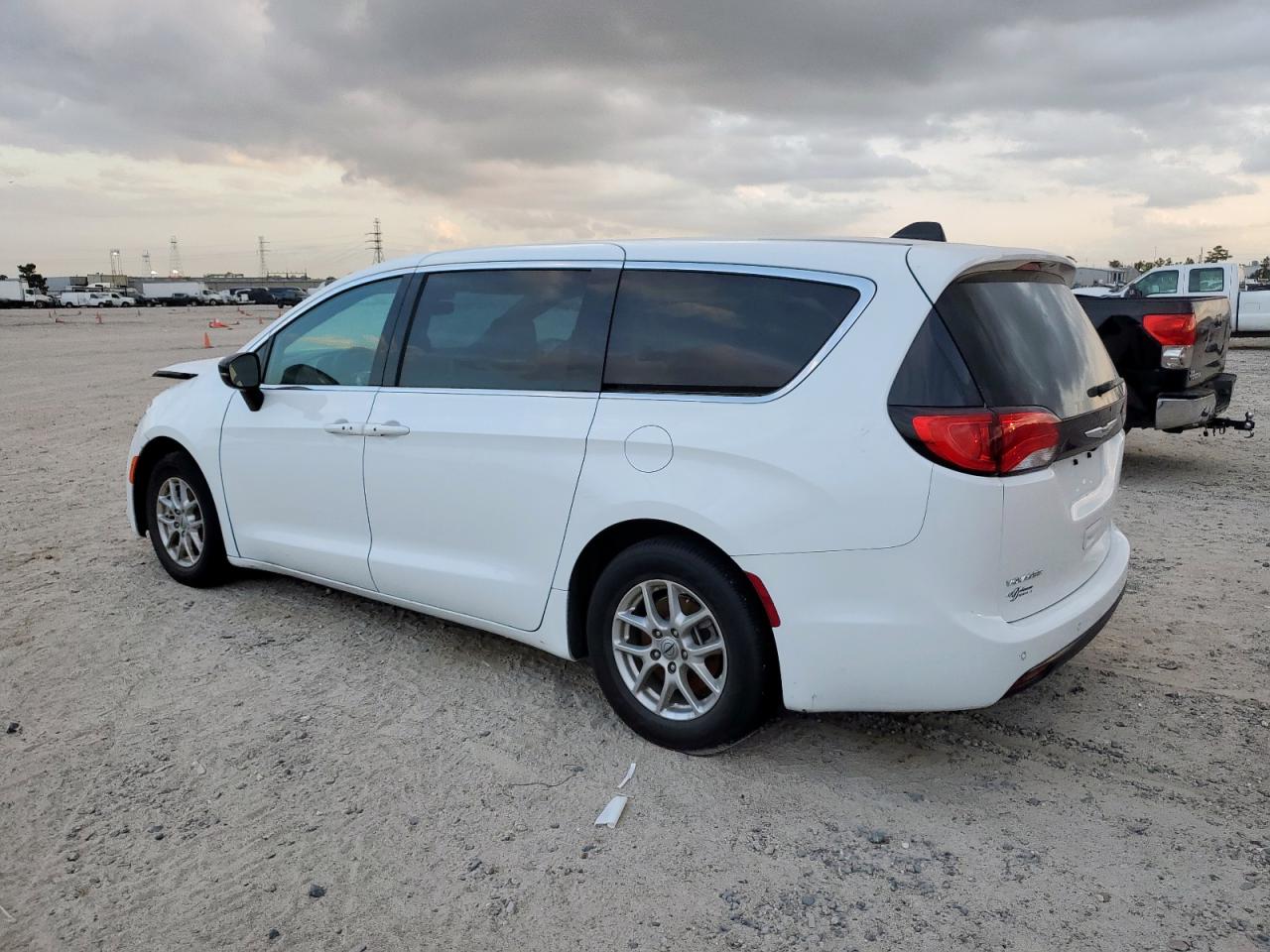 Chrysler Minivan Lx Image 3