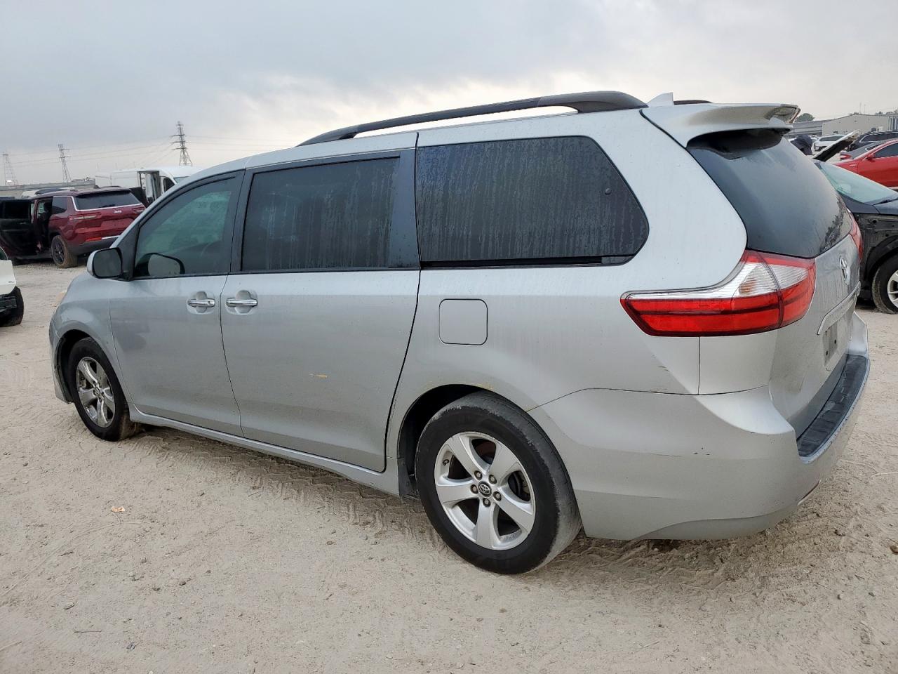 Toyota Sienna Le Image 2