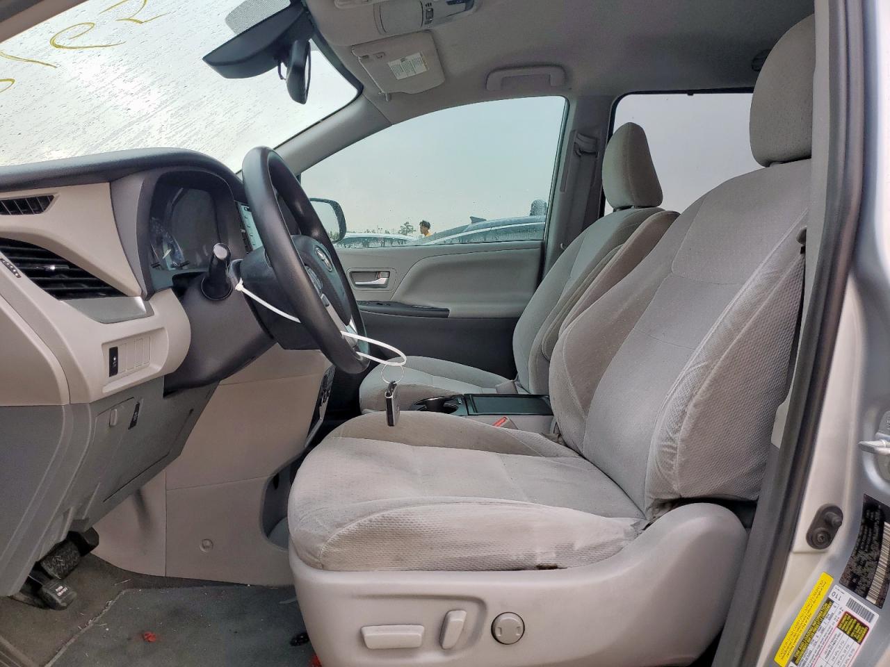 Toyota Sienna Le Image 6