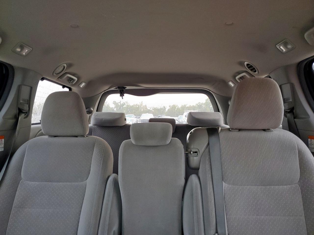 Toyota Sienna Le Image 5