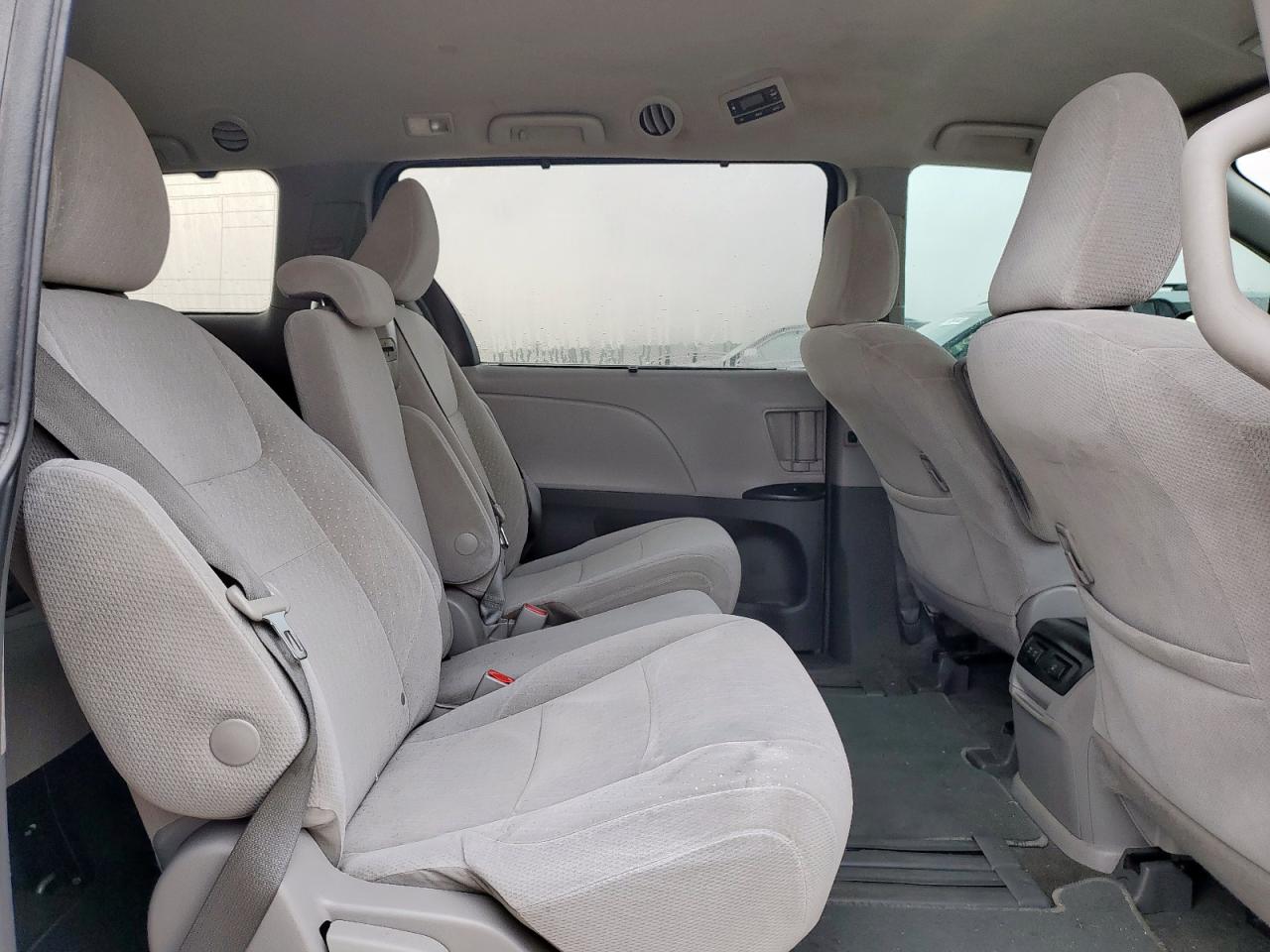 Toyota Sienna Le Image 8