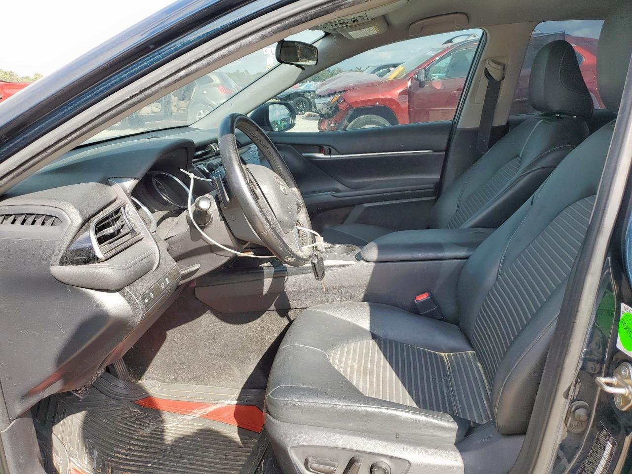 Toyota Camry L Image 8