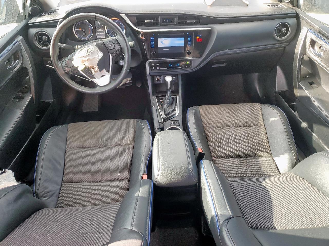 Toyota Corolla L Image 6
