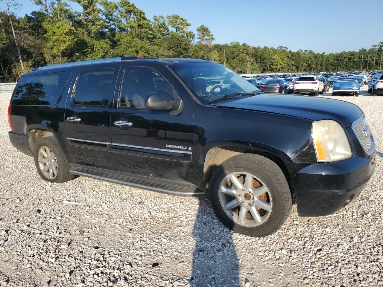 GMC Yukon Denali Image 13