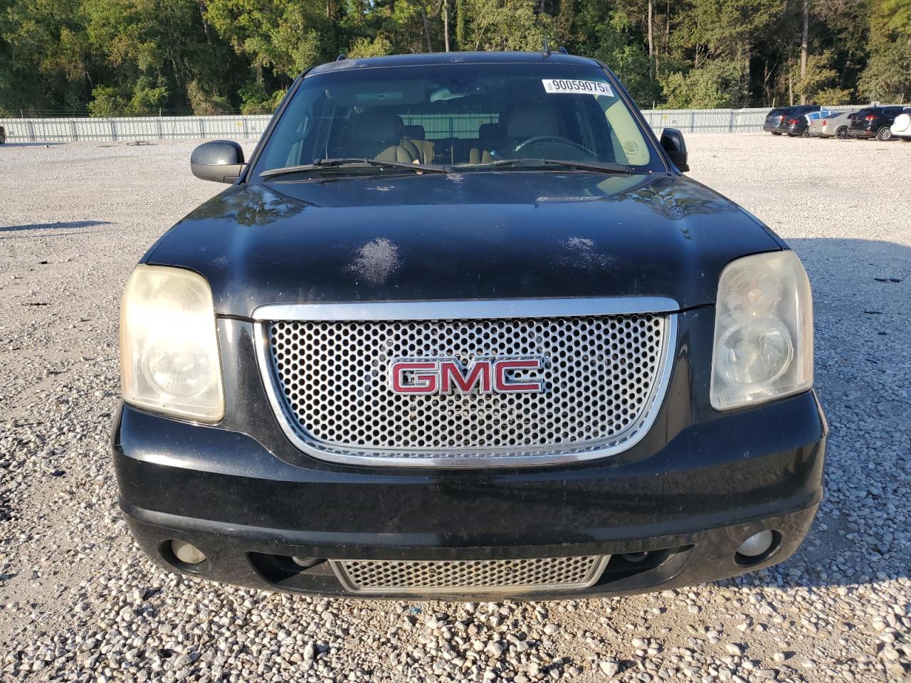 GMC Yukon Denali Image 3