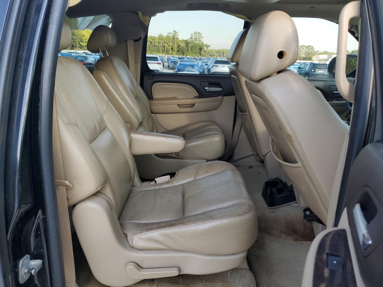 GMC Yukon Denali Image 9