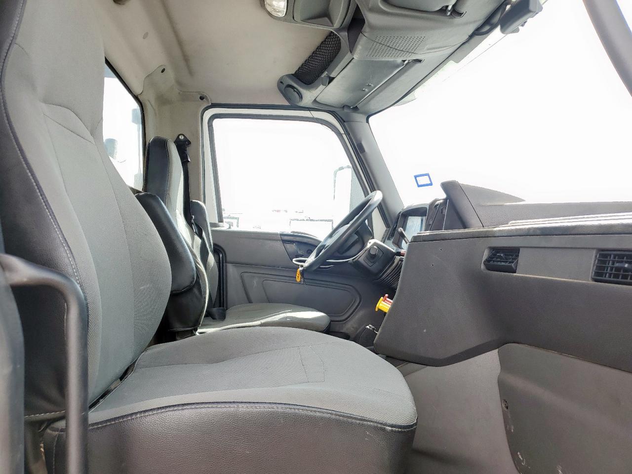 International Lt625 Image 9