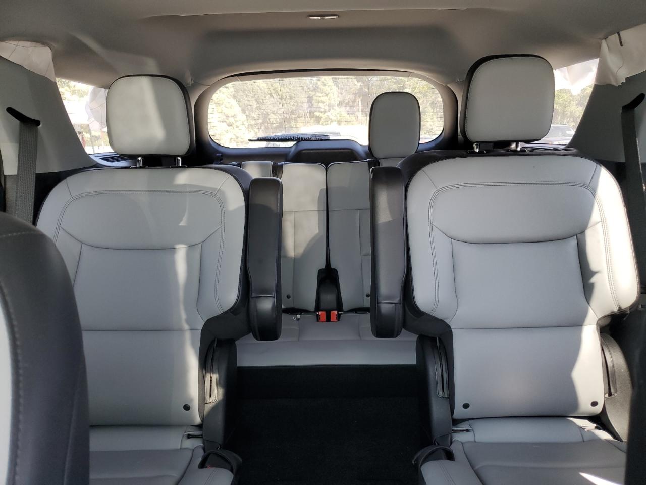 Ford Explorer Xlt Image 11